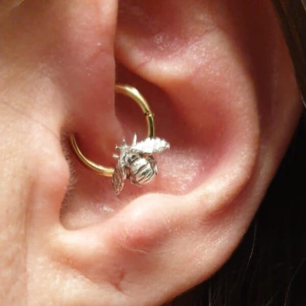 Bee Daith Ring - easy twist in - Image 2